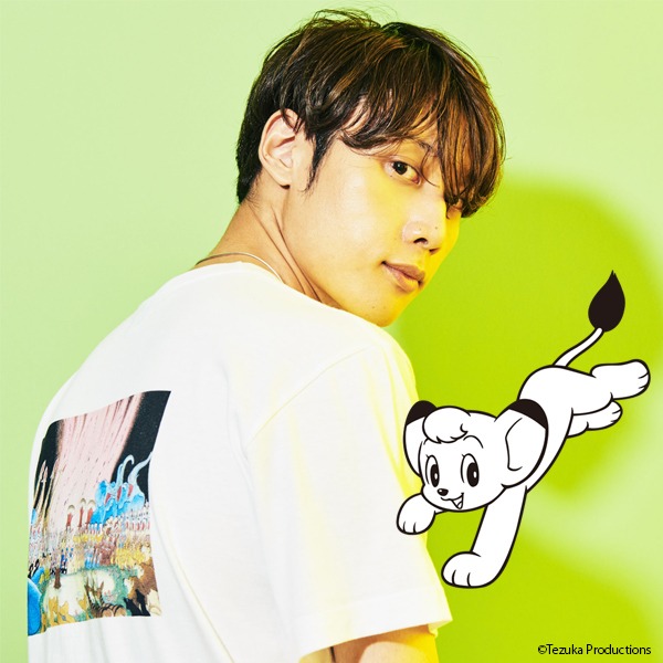 「ジャングル大帝」をモチーフにしたTシャツの着用例。モデルは牧達弥（go!go!vanillas）。