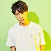 「ジャングル大帝」をモチーフにしたTシャツの着用例。モデルは牧達弥（go!go!vanillas）。