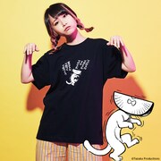 「おけさのひょう六」をモチーフにしたTシャツの着用例。モデルは増井みお（PASSPO☆）。