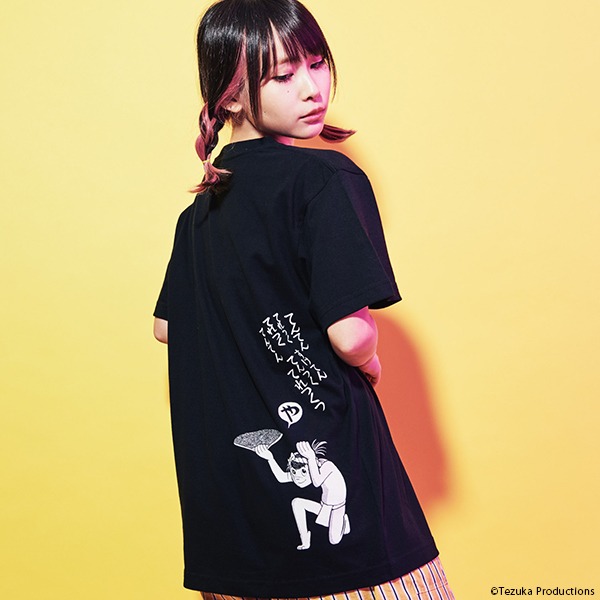 「おけさのひょう六」をモチーフにしたTシャツの着用例。モデルは増井みお（PASSPO☆）。
