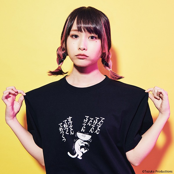 「おけさのひょう六」をモチーフにしたTシャツの着用例。モデルは増井みお（PASSPO☆）。
