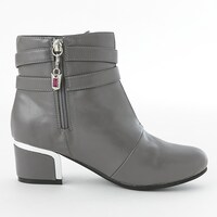 黒のセイバーモデルのシューズ。