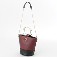 赤のランサーモデルのバッグ。