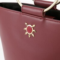 赤のランサーモデルのバッグ。