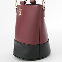 赤のランサーモデルのバッグ。