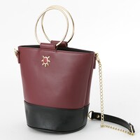 赤のランサーモデルのバッグ。