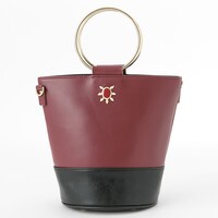 赤のランサーモデルのバッグ。