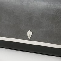 黒のセイバーモデルのバッグ。