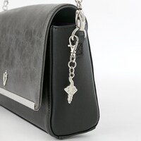 黒のセイバーモデルのバッグ。