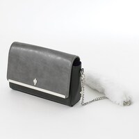 黒のセイバーモデルのバッグ。