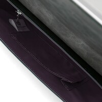 黒のセイバーモデルのバッグ。