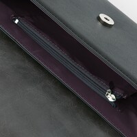 黒のセイバーモデルのバッグ。