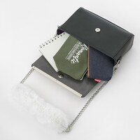 黒のセイバーモデルのバッグ。