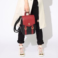 黒のライダーモデルのバッグの使用例。