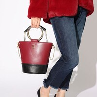 赤のランサーモデルのバッグの使用例。