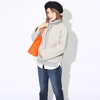 赤のライダーモデルのアウターの着用例。