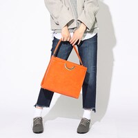 赤のライダーモデルのバッグの使用例。