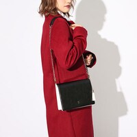 シロウ・コトミネモデルのバッグの使用例。