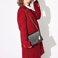 シロウ・コトミネモデルのバッグの使用例。