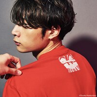 「ルードウィヒ・B」をモチーフにしたTシャツの着用例。モデルは牧達弥（go!go!vanillas）。