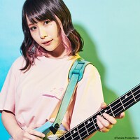 「ユニコ」をモチーフにしたTシャツの着用例。モデルは増井みお（PASSPO☆）。