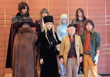 後列左からキャプテン・ハーロック役の平方元基、機械伯爵役の染谷俊之、クレア役の美山加恋、クイーン・エメラルダス役の凰稀かなめ。前列左から大山トチロー役の入野自由、メーテル役のハルカ、総監修を務める松本零士、星野鉄郎役の中川晃教。