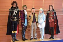 左からキャプテン・ハーロック役の平方元基、機械伯爵役の染谷俊之、総監修を務める松本零士、クレア役の美山加恋、クイーン・エメラルダス役の凰稀かなめ。