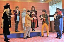 中川晃教からプレゼントの帽子を受け取る松本零士（前列中央）。