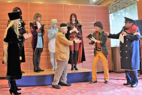 プレゼントの帽子を受け取る松本零士。