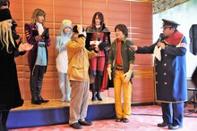 帽子をかぶり直す松本零士。