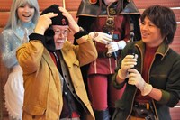 帽子をかぶり直す松本零士。