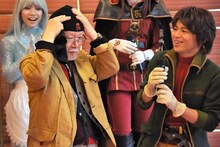 帽子を被り直す松本零士（前列左）。