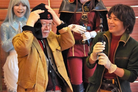 帽子を被り直す松本零士(前列左)。