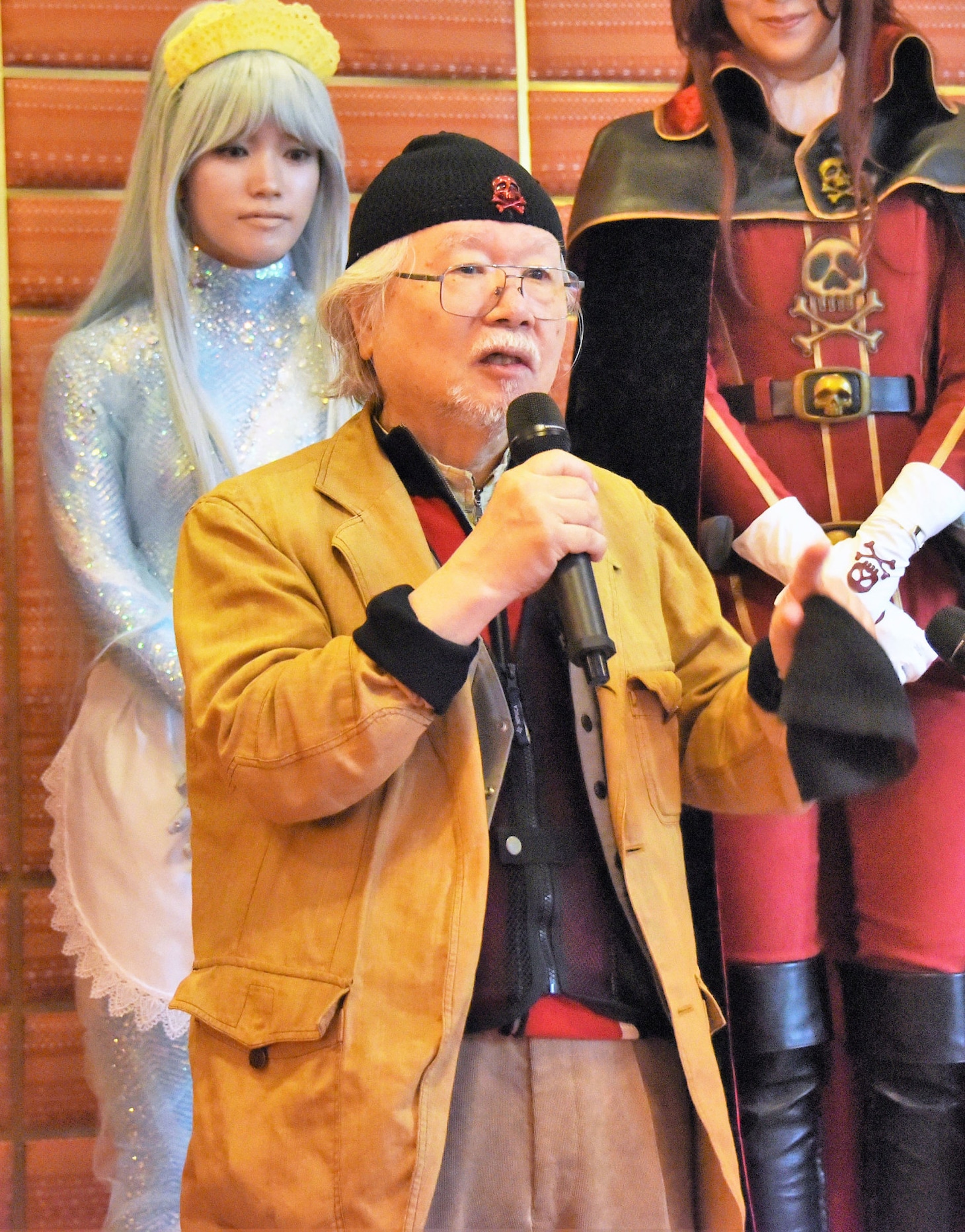 プレゼントされた帽子をかぶった松本零士。