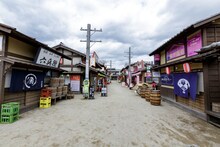 かぶき町のセット。(c)空知英秋／集英社 (c)2018 映画「銀魂2」製作委員会