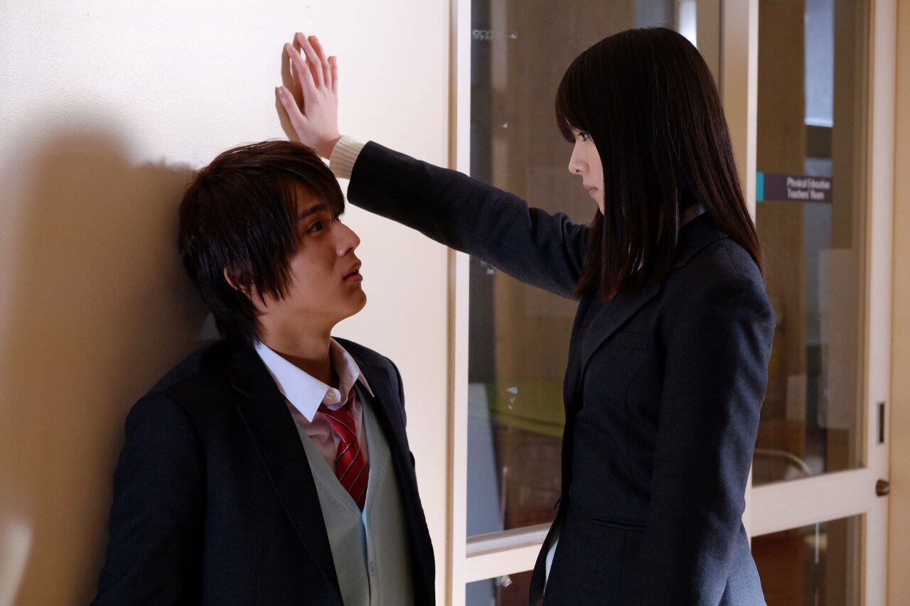 映画「覚悟はいいかそこの女子。」中川大志が逆壁ドンされる場面写真公開