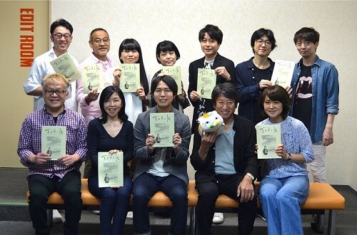 「劇場版 夏目友人帳 ～うつせみに結ぶ～」アフレコ時の集合写真。