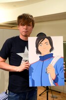 自身のイラストを手にする遠藤保仁選手。