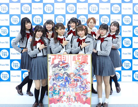 後列左から西條クロディーヌ役の相羽あいな、露崎まひる役の岩田陽葵、大場なな役の小泉萌香、石動双葉役の生田輝、花柳香子役の伊藤彩沙、前列左から天堂真矢役の富田麻帆、神楽ひかり役の三森すずこ、愛城華恋役の小山百代、星見純那役の佐藤日向。