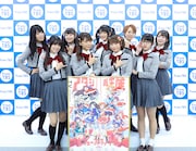 後列左から西條クロディーヌ役の相羽あいな、露崎まひる役の岩田陽葵、大場なな役の小泉萌香、石動双葉役の生田輝、花柳香子役の伊藤彩沙、前列左から天堂真矢役の富田麻帆、神楽ひかり役の三森すずこ、愛城華恋役の小山百代、星見純那役の佐藤日向。