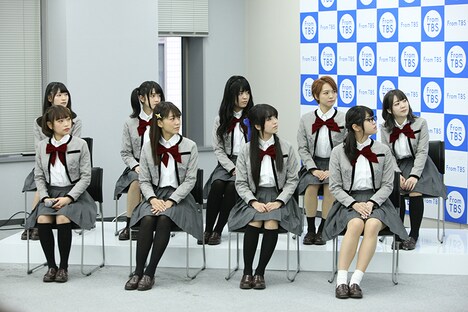 後列左から露崎まひる役の岩田陽葵、大場なな役の小泉萌香、西條クロディーヌ役の相羽あいな、石動双葉役の生田輝、花柳香子役の伊藤彩沙、前列左から愛城華恋役の小山百代、神楽ひかり役の三森すずこ、天堂真矢役の富田麻帆、星見純那役の佐藤日向。