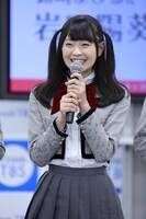 露崎まひる役の岩田陽葵。