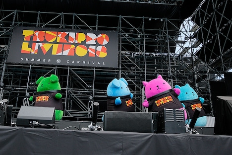 ステージに登場したアライヌとLizz。