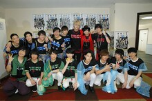 後列左より沢城千春、古川慎、豊永利行、小野友樹、村田太志、江口拓也、斉藤壮馬、花江夏樹。前列左より寺島惇太、山下大輝、土岐隼一、山谷祥生。武内駿輔、仲村宗悟、野上翔、西山宏太朗。