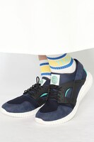 普賢真人モデルのスニーカーの着用例。