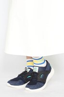 普賢真人モデルのスニーカーの着用例。