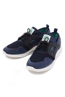 普賢真人モデルのスニーカー。