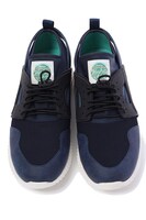 普賢真人モデルのスニーカー。