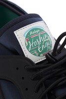 普賢真人モデルのスニーカー。