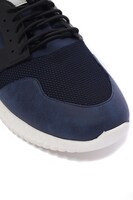 普賢真人モデルのスニーカー。